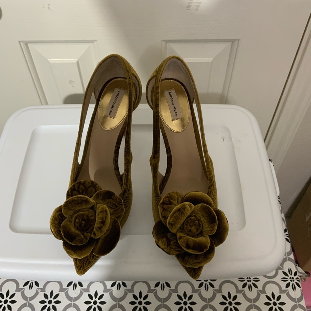 Antonio Melani Ester Velvet Flower Heel Pumps With Leather Sole.